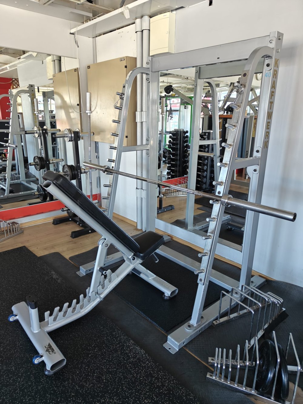 Kraftwerk half rack ja säädettävä penkki 400,-