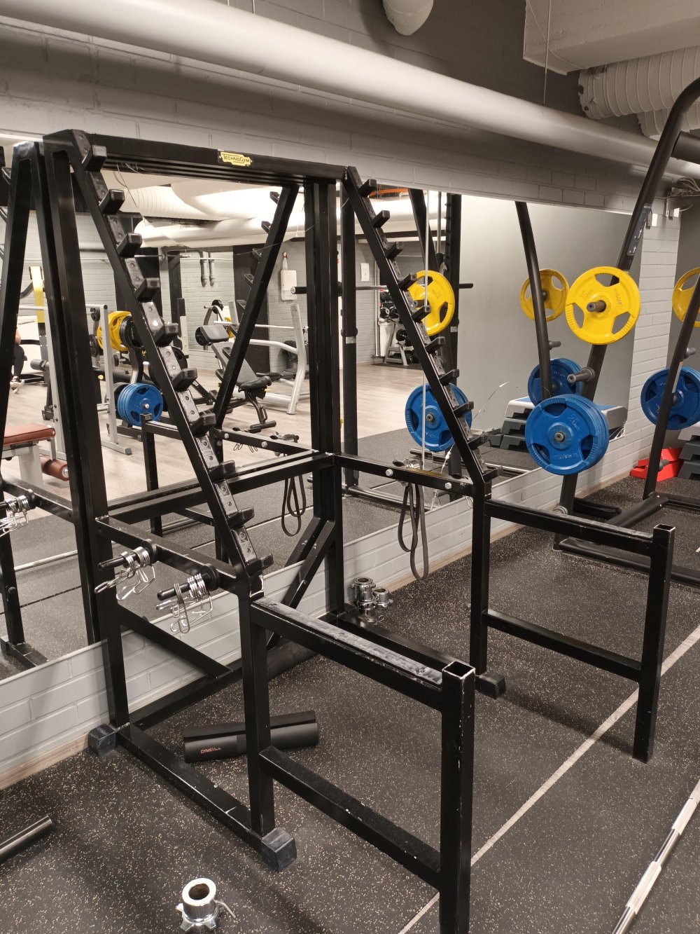 Technogym Squat rack Kyykkyräkki 700,-