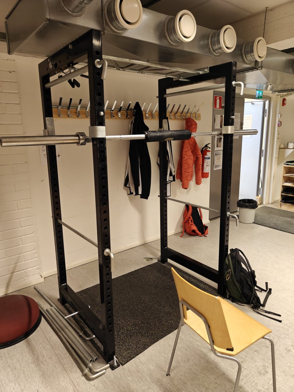 Kyykkyhäkki musta 399,-